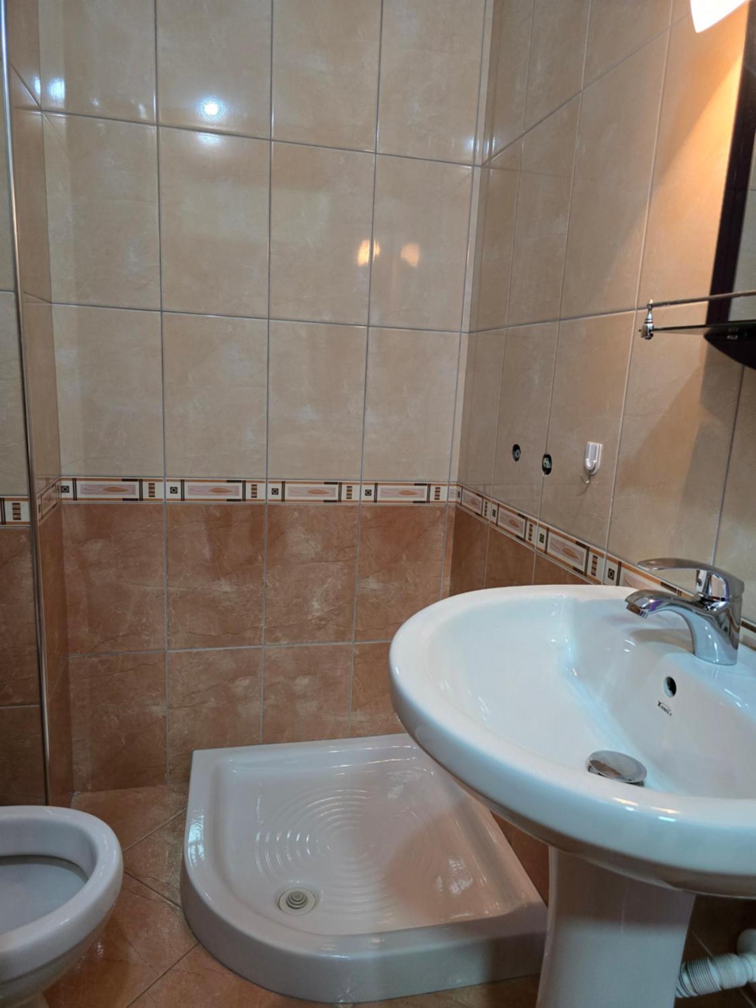 Modern , Quiet , Family Friendly & Fully Furnished Apartment Vlorë Buitenkant foto